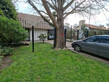 CHALET 4 AMB., SOBRE LOTE DE 10X50, CON PARQUE, QUINCHO,...