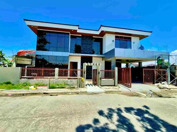 Modern 4 Bedroom House and Lot w/ Own Pool in Pacific...