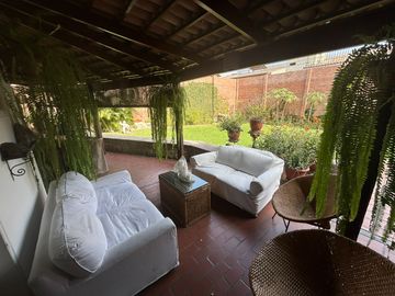 LINDA CASA CON AMPLIAS ZONAS VERDES