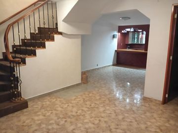 Casa remodelada de 4 recámaras, tres niveles en...