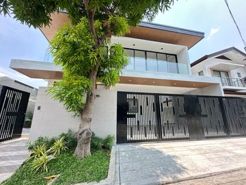 FIVE (5) BEDROOMS MODERN BRAND NEW HOUSE FOR SALE IN BF...