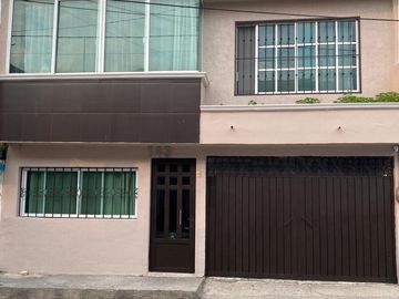 EXCELENTE CASA CON 5 RECAMARAS, 2 DE ELLAS EN PLANTA...