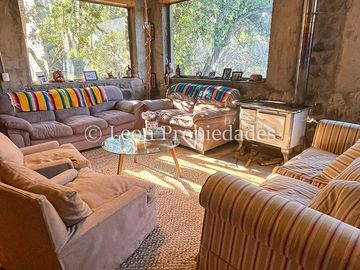 Leon Propiedades vende casa hecha de piedra en...