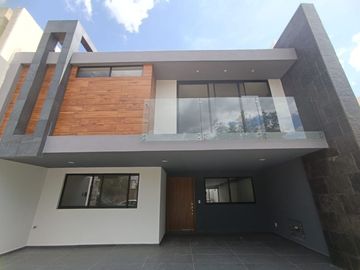 Casa en venta en Lomas de Angelópolis Puebla con 5...