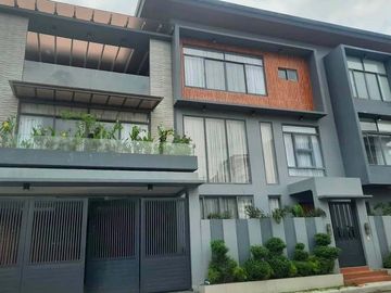 9 Bedroom House and Lot in Greenwoods Executive Village...