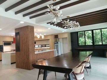 10 Bedrooms Ultra-Luxury Modern Residence in Maria Luisa...