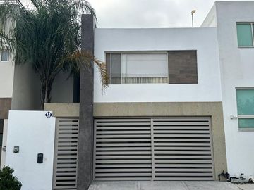 Casa en Renta en Cumbres Elite, Amueblada y Equipada,...
