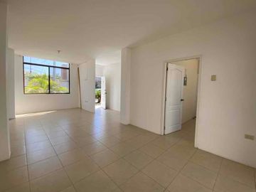 Alquiler de casa en Manta en urbanización privada
