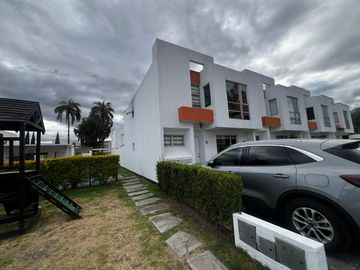 HERMOSA CASA EN MIRASIERRA