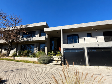 VENTA CASA MUY GRANDE DE 3 DORM + DEPTO DE SERVICIO ,...