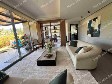 En VENTA amplio departamento con porche y jardín, sector...