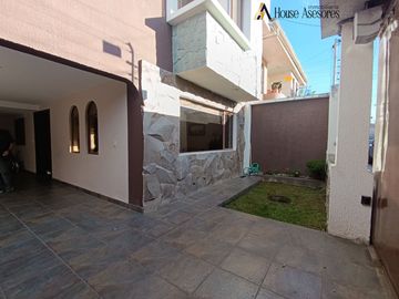 CASA EN VENTA – CAÑARIBAMBA | AMPLIA ÁREA VERDE Y...