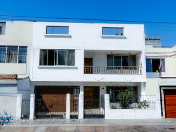 Casa de 3 pisos frente a parque en Urb. San Joaquín –...