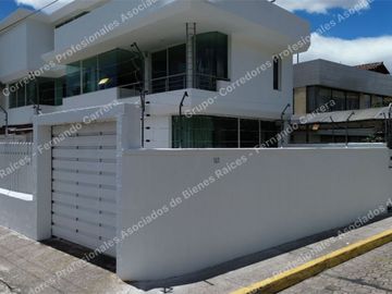 CASA EN VENTA DETRÁS DEL C.C. SAN LUIS SHOPPING 320 m2