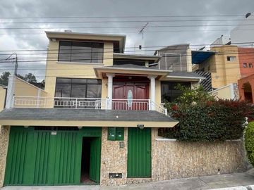 Casa con dos departamentos de Venta  en urbanización...