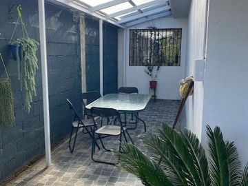 SE VENDE ACOGEDORA Y LINDA CASA SOLIDA UN PISO 136 M2...