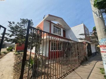 OCASION PARA REMODELAR VENTA DE CASA FRENTE A PARQUE...