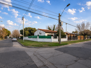 Castelar Venta, Casa 3 ambientes lote propio. con fondo....