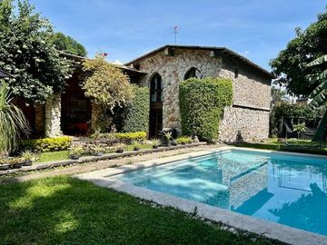 Casa en Venta en Acapatzingo - Estilo Medieval - Muros...