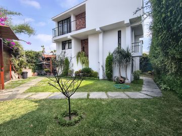 SURCO VENTA DE AMPLIA CASA + 2 DEPARTAMENTOS INCLUIDOS