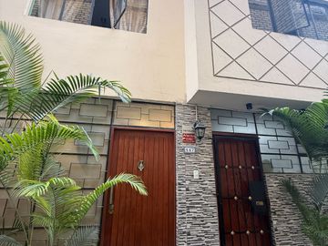Casa De 4 Pisos Vive A Pasos Del Mar En Una De Las Zonas...