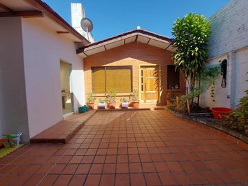 Casa de venta en cuenca sector comercial Ecu 911, Parque...
