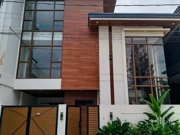 Luxury 4-Bedroom Home with High Ceiling and Built-In...