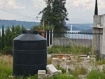 Terreno plano con vista a la presa