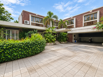 Luxury 2 Storey House for Sale in Dasmariñas Village...