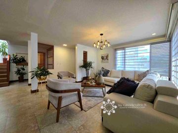 CASA CON 4 DORMITORIOS, sector Mall del Alto, en...