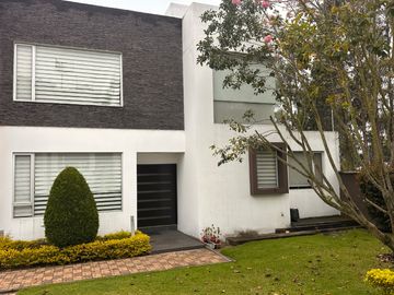 Casa en venta de 4 habitaciones más una suite en zona...