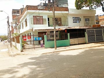 ### CASA EN VENTA – BARRIO MARIANO RAMOS -3 PISOS- 2...