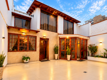 Venta de Casa Remodelada con Cochera - Surco