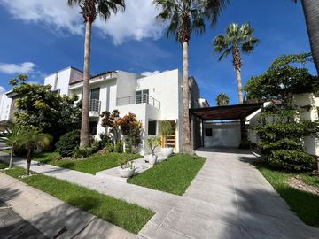 Casa en Jardín Real con 3 Habitaciones y 5 Baños Completos!