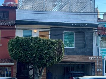 Casa VENTA frente a Walmart, La Cima en Zapopan...