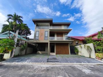 5-Bedroom House with Elevator & 4-Car Garage in Tahanan...