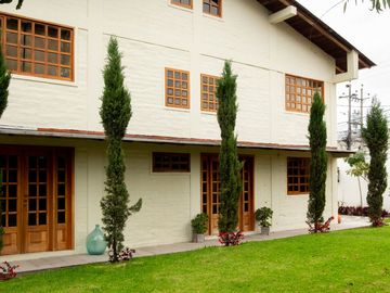 CASA  3 DORMITORIOS ESTILO RÚSTICA REMODELADA,...