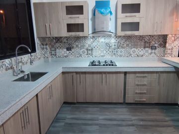 VENDO CASA DE ESTRENO CON VISTA A PARQUE  EN LA ENTRADA...