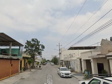 !!ADQUIERE!!  AMPLIA CASA CON EXCELENTE UBICACION EN LA...
