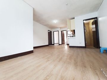 Large 5 bedroom corner unit with 3 Toilets & Baths...