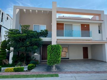 Casa en renta en La Vista con 4 recámaras
